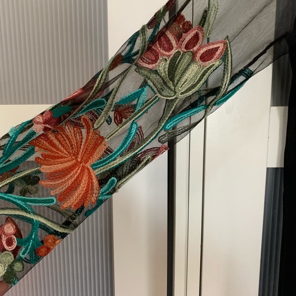 Sheer kimono with floral embroidery - Picture 2 of 4